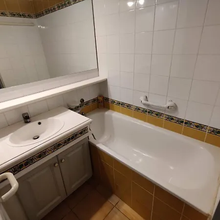 T2 Climatisé Avec Piscine, Proche Plage, Port, Commerces Et Parking Privé - Fr-1-768-15 Appartement *